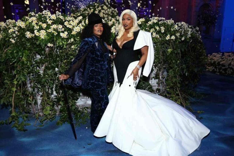 Dois looks de gala em preto e branco no tapete do Met Gala 2025.