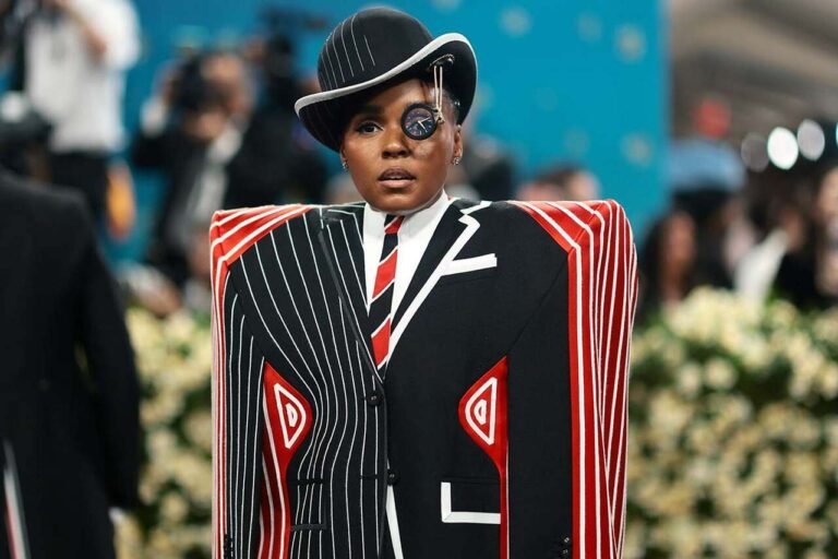 Alfaiataria preta e vermelha com gravata e chapéu no Met Gala 2025.