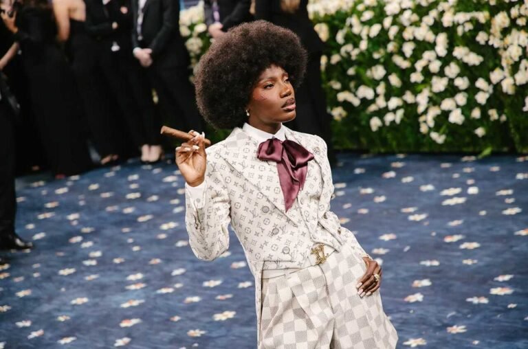 Terno claro estampado com gravata rosa e cabelo black power no Met Gala 2025.