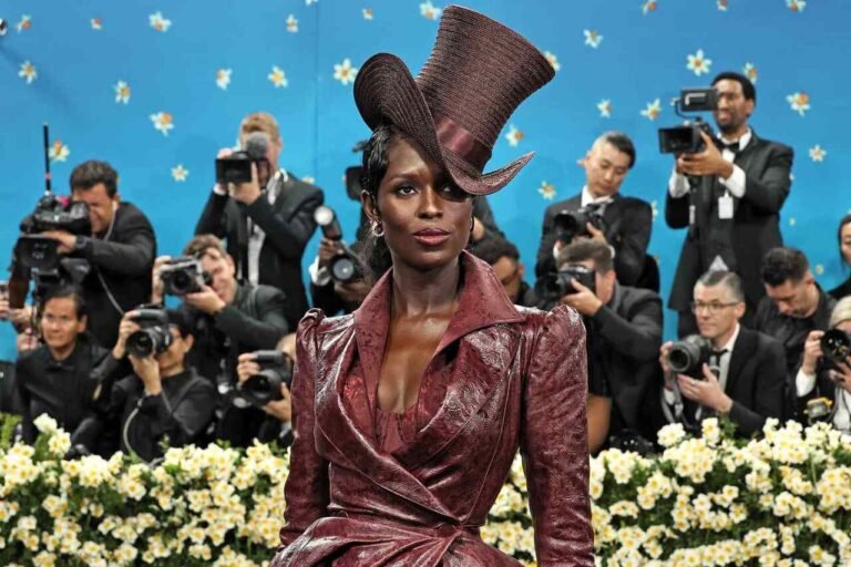 Look em couro vinho com chapéu alto no Met Gala 2025.