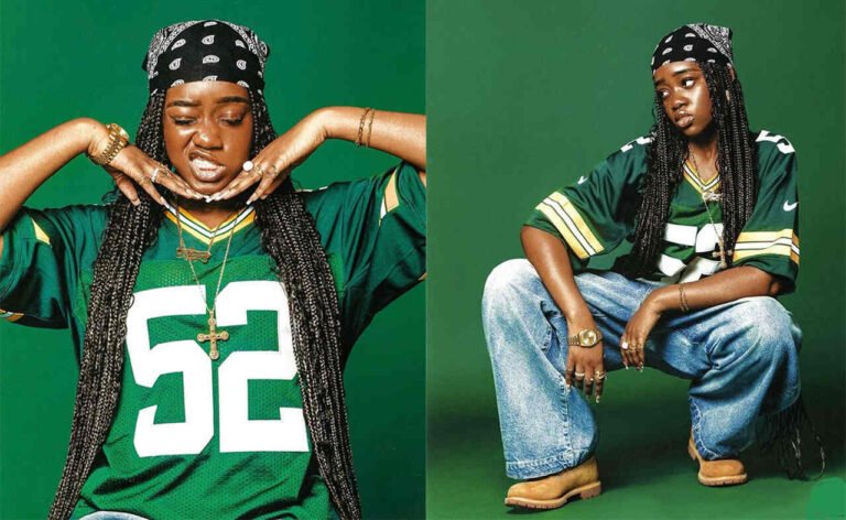 Dois retratos com bandana preta, camiseta verde de futebol e jeans largos.