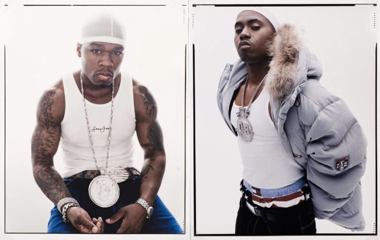 50 Cent e Nas usando regatas brancas em dois retratos.